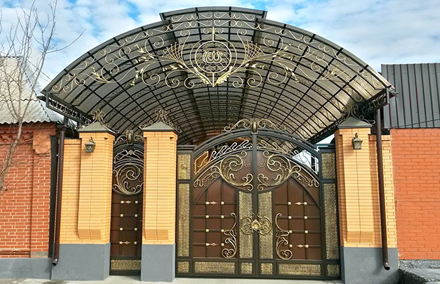 Купить или заказать ворота для дома с навесом - стильные и надежные решения для вашего участка в Евпатории от 42451 руб | ВоротМастер-Евп