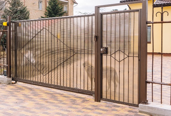 Купить ворота из профлиста с элементами ковки, с металлическими столбами в рамке или под дерево в Евпатории от 156645 руб
